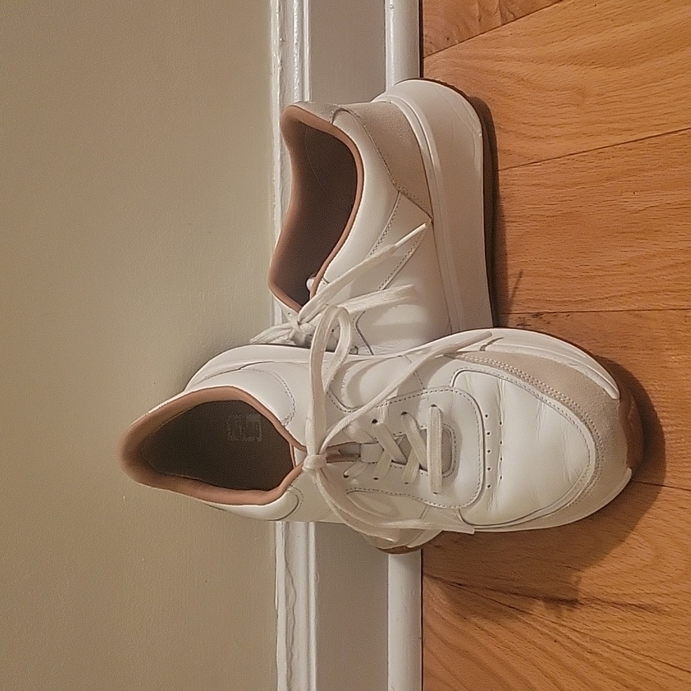 Fitflop platform white tennis shoe Sz 8